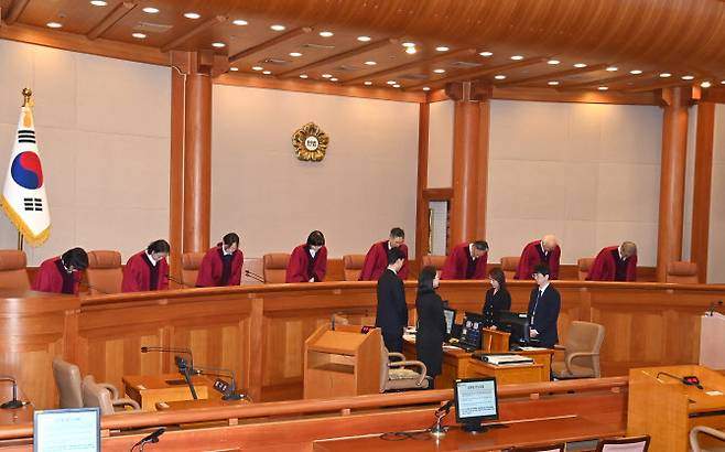 지난 13일 서울 종로구 헌법재판소 심판정에서 이창수 중앙지검장 등 검사 3인 및 최재해 감사원장에 대한 탄핵심판 선고가 열린 가운데 헌재 재판관들이 인사하고 있다.(사진=연합뉴스 제공)