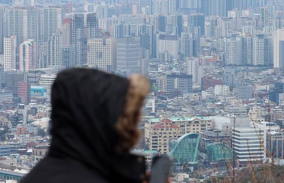 서울 남산에서 바라본 서울 다세대 주택과 아파트단지 모습. 〈사진=연합뉴스〉