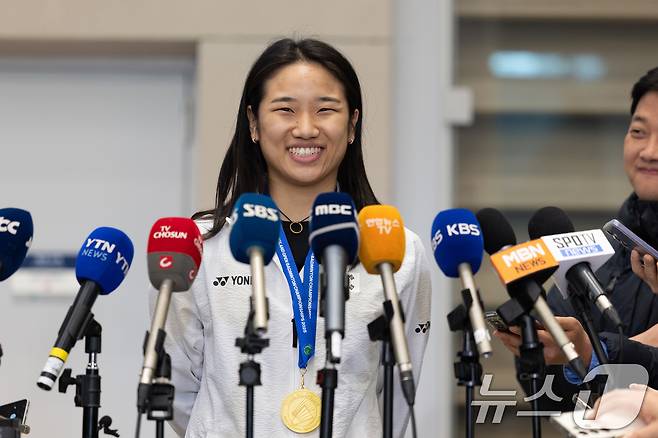 전영 오픈에서 우승을 차지한 배드민턴 안세영이 18일 오후 인천국제공항을 통해 귀국해 취재진과 인터뷰하고 있다. 2025.3.18/뉴스1 ⓒ News1 이승배 기자