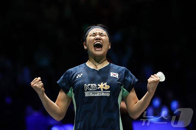 '셔틀콕 여제' 안세영이 17일(한국시간) 영국 버밍엄에서 열린 세계배드민턴연맹(BWF) 월드투어 슈퍼 1000 전영오픈 여자 단식 결승전에서 랭킹 2위 왕즈이(중국)를 2-1(13-21 21-18 21-18)로 누르고 우승한 후 포효하고 있다. 2025.3.17 ⓒ AFP=뉴스1 ⓒ News1 김성진 기자
