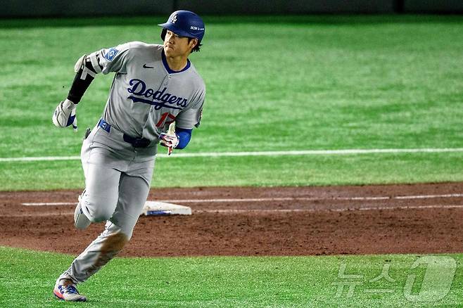 18일 일본 도쿄돔에서 열린 메이저리그(MLB) '도쿄 시리즈' 로스앤젤레스 다저스와 시카고 컵스와의 경기에서 오타니 쇼헤이가 2루타를 치고 질주하고 있다. ⓒ AFP=뉴스1