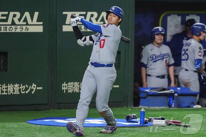18일 일본 도쿄돔에서 열린 메이저리그(MLB) '도쿄 시리즈' 로스앤젤레스 다저스와 시카고 컵스와의 경기에서 오타니 쇼헤이가 타석을 준비하고 있다. ⓒ AFP=뉴스1