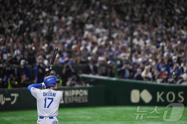 18일 일본 도쿄돔에서 열린 메이저리그(MLB) '도쿄 시리즈' 로스앤젤레스 다저스와 시카고 컵스와의 경기에서 오타니 쇼헤이가 타석에 들어서 있다. ⓒ AFP=뉴스1
