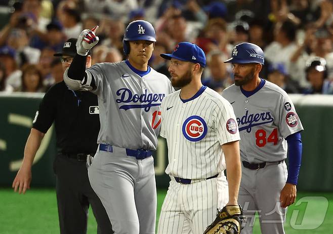 18일 일본 도쿄돔에서 열린 메이저리그(MLB) '도쿄 시리즈' 로스앤젤레스 다저스와 시카고 컵스와의 경기에서 오타니 쇼헤이가 안타를 치고 기뻐하고 있다. ⓒ 로이터=뉴스1