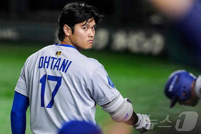 18일 일본 도쿄돔에서 열린 메이저리그(MLB) '도쿄 시리즈' 로스앤젤레스 다저스와 시카고 컵스와의 경기에서 오타니 쇼헤이가 경기를 지켜보고 있다. ⓒ AFP=뉴스1