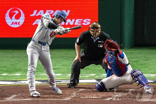 18일 일본 도쿄돔에서 열린 메이저리그(MLB) '도쿄 시리즈' 로스앤젤레스 다저스와 시카고 컵스와의 경기에서 오타니 쇼헤이가 타격을 하고 있다. ⓒ AFP=뉴스1