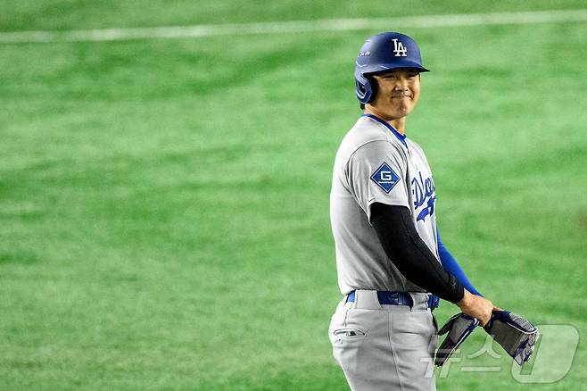 18일 일본 도쿄돔에서 열린 메이저리그(MLB) '도쿄 시리즈' 로스앤젤레스 다저스와 시카고 컵스와의 경기에서 오타니 쇼헤이가 2루타를 치고 기뻐하고 있다. ⓒ AFP=뉴스1