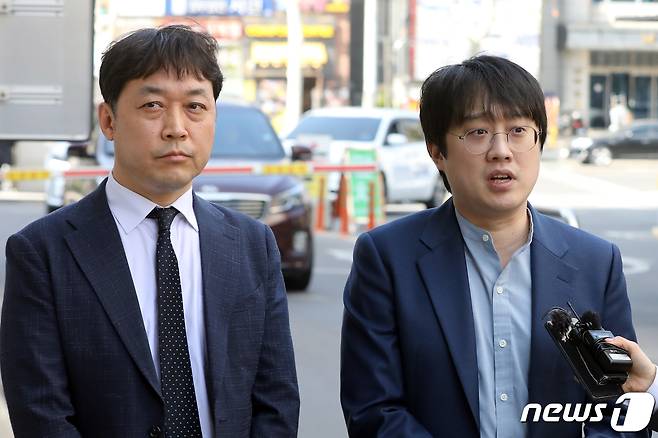 더불어민주당 권리당원이자 시사 유튜버 백광현씨와 김성훈 변호사(왼쪽)가 30일 오후 서울 양천구 서울남부지방법원에서 이재명 대표 직무정지 본안 소송 청구 제기 전 취재진 질문에 답하고 있다. 2023.3.30/뉴스1 ⓒ News1 황기선 기자