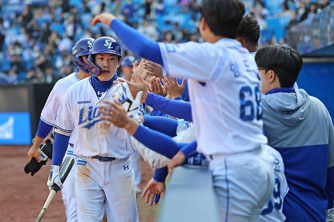 삼성 홍현빈이 11일 대구삼성라이온즈파크에서 열린 2025 KBO리그 시범경기 두산전에서 6회말 만루 홈런을 때린 후 동료들과 하이파이브를 하고 있다. 사진 | 삼성 라이온즈