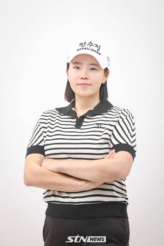 안선주가 메인 스폰서인 '만수정' 모자를 쓰고 포즈를 취하고 있다. 사진┃안선주 제공