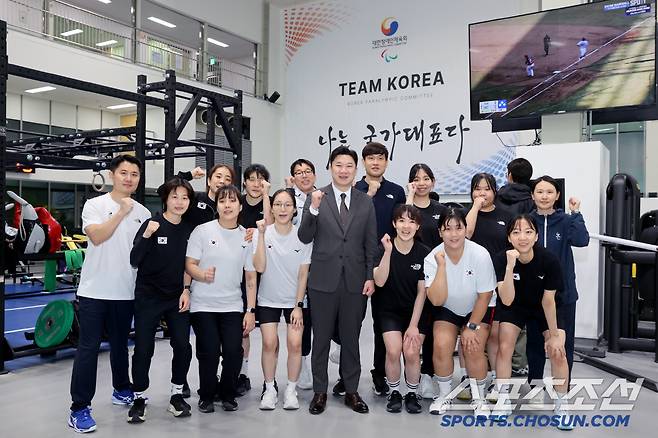 3월 18일 이천선수촌을 방문한 진종오 의원이 선수들과 단체 기념촬영을 하고 있다.사진제공=대한장애인체육회