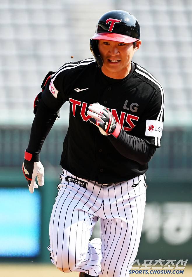 16일 인천SSG랜더스필드에서 열린 시범경기 LG와 SSG의 경기, 4회초 LG 오지환이 안타를 치고 귀루하고 있다. 인천=허상욱 기자wook@sportschosun.com/2025.03.16/