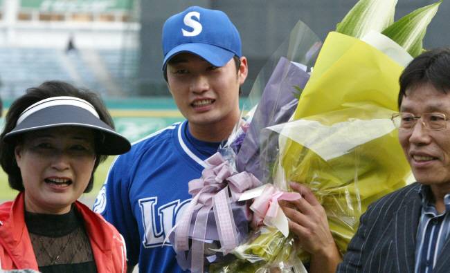 2006년 10월1일 수원야구장에서 벌어진 프로야구 삼성과 현대의 경기 8회말 2사 만루에 등판, 무실점 호투로 아시아 세이브 신기록인 47 세이브를 달성한 삼성 마무리 오승환이 부모님 축하를 받고 있다. 왼쪽부터 모친 故 김형덕씨, 오승환, 부친 오병옥씨. 【 연합】