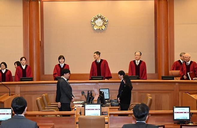 문형배 헌법재판소장 권한대행을 비롯한 헌법재판관들이 18일 서울 종로구 헌법재판소에서 열린 박성재 법무부 장관의 탄핵심판 첫 변론에 입장하고 있다./사진공동취재단