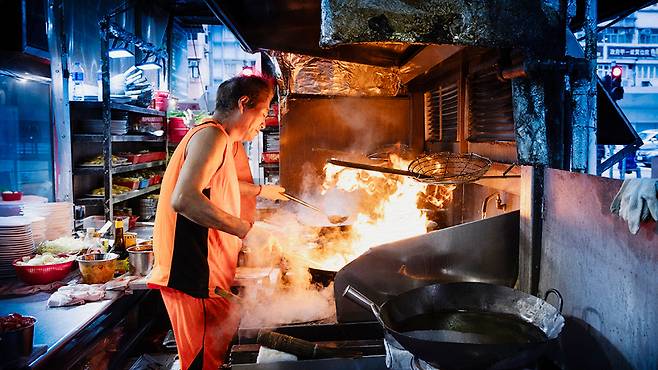 중화요리는 불맛이 생명이다. 홍콩에서는 길거리에서도 ‘웍질’ 하는 풍경을 쉽게 목격할 수 있다. 사진은 홍콩 인기 다이파이동 '오이만상'의 모습. 권혁재 사진전문기자