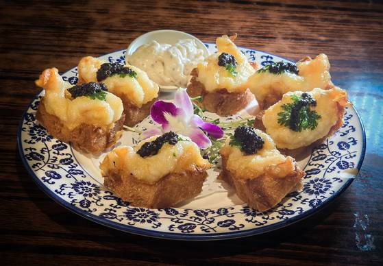 송로버섯을 올린 멘보샤. ‘레이디스 스트리트 식판 컴퍼니’의 간판 메뉴다. 권혁재 사진전문기자