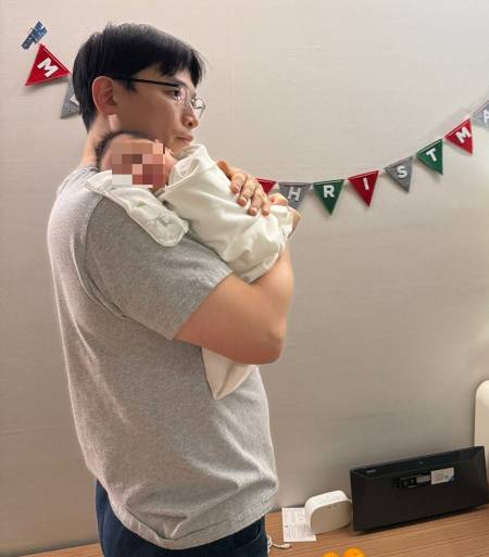 위 사진과 같아 보이지만 다른 날이다. 육아하며 찍은 사진은 대부분 다 비슷한 옷에, 비슷한 모습이지만. 안으면 미세하게 자랐단 걸 느낄 수 있다. 누구도 알아주지 않아도, 그 하나로 스스로 위안하던 시간들. 크리스마스 이브 날이었다. 분위기를 내어보려 가렌다를 사다가 붙여두었다. 메리크리스마스, 똥 싸고 울어서 애를 먹었지만./사진=남형도 기자 아내