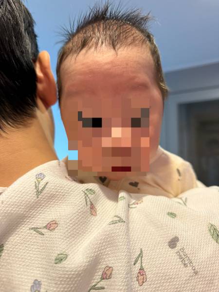 음, 모자이크 해서 사진이 약간 할배처럼 됐는데 눈이 예쁘다. 아가도 초상권이 있는데 허락 받은 건 아니므로. 역시 트림시키는 모습. 어깨에 얹는 자세다./사진=남형도 기자 아내