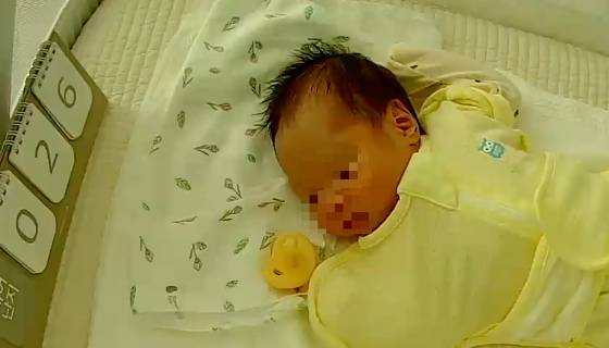 탄생 26일차 떵님이. 이때는 놀라며 깨는(모로반사) 일이 잦아서, 맘 편히 잠들지 못하는 걸 보며 안쓰러워 했었다. 엄마 뱃속에 오래 있다가 세상에 나와, 우주가 온통 뒤바뀐 너도 많이 힘들었을테니./사진=노란 쪽쪽이의 위치를 늘 살피는 남형도 기자