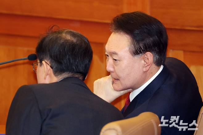 윤석열 대통령이 지난달 20일 서울 종로구 헌법재판소에서 열린 탄핵심판 10차 변론에 출석해 윤갑근 변호사와 대화하고 있다. 윤측은 탄핵 심판에서 중국의 타국 선거 개입설을 꺼내들었다. 사진공동취재단