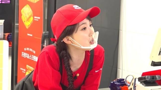 구독자 400만명이 넘는 채널에서 대치동에 거주하는 초등학생들을 상대로 아파트와 부모님 직업 등을 물어봐 논란이 일고 있다. 유튜브 채널 ‘워크맨’ 캡처