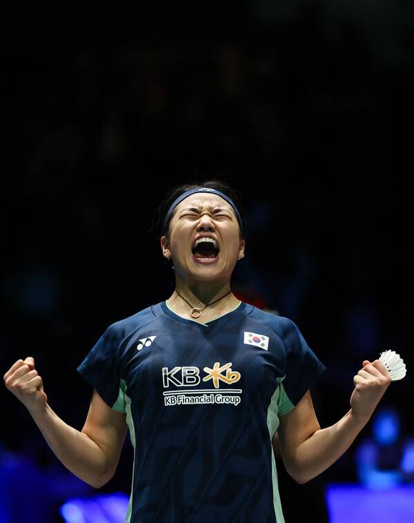 ▲ 안세영이 세계 최고 권위의 배드민턴 대회인 전영오픈에서 중국의 왕즈이를 꺾고 환호했다. ⓒ연합뉴스/AFP/AP