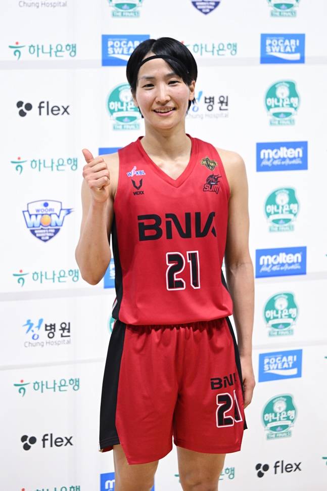 이이지마 사키가 18일 열린 2024~25 WKBL 챔피언결정전 2차전 승리 후 방송인터뷰를 준비하고 있다. /사진=WKBL 제공