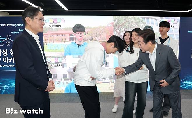 이재명 더불어민주당 대표와 이재용 삼성전자 회장이 20일 서울 강남구 멀티캠퍼스 역삼 SSAFY 서울캠퍼스에서 교육생들과 간담회를 마치고 악수를 하고 있다./사진=이명근 기자 qwe123@