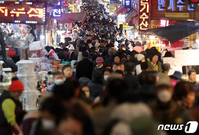 부산 부산진구 부전시장이 시민들로 북적이고 있다. 2024.2.6/뉴스1 ⓒ News1 윤일지 기자