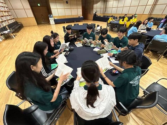 지난해 진행됐던 꿈을 실은 독서열차에서 학생들이 모여 책을 읽고 있다. 광주교육청 제공