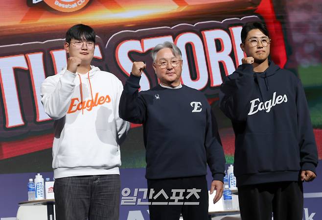 20일 오후 서울 잠실 롯데호텔월드에서 열린 2025 신한 SOL Bank KBO 미디어데이&팬페스트. 한화 김경문감독과 김서현 채은성이 포토타임을 갖고있다. 잠실=정시종 기자 capa@edaily.co.kr /2025.03.20.