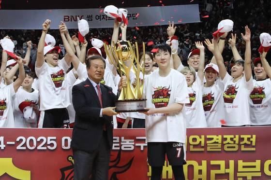 우승 트로피를 든 박혜진(가운데). 뉴스1