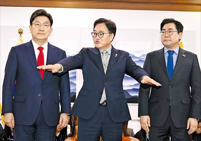 우원식 국회의장(가운데)이 18일 국회에서 여야 원내대표 회동을 주재하고 있다. 왼쪽부터 권성동 국민의힘 원내대표, 우 의장, 박찬대 더불어민주당 원내대표. /사진=강은구 기자