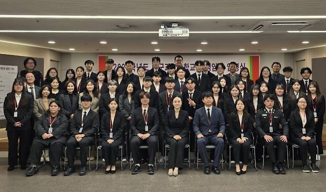 대구과학대 2025학년도 학생임원 임명식에서 박지은 총장을 비롯한 보직교수들과 지도교수, 학생임원들이 기념촬영을 하고 있다. 대구과학대 제공