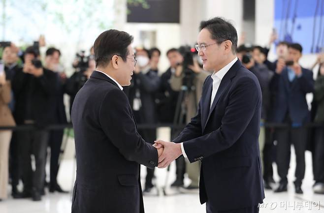 이재명 더불어민주당 대표와 이재용 삼성전자 회장이 20일 오전 서울 강남구 멀티캠퍼스 역삼 SSAFY 서울캠퍼스에서 인사를 나누고 있다. / 사진제공=뉴시스