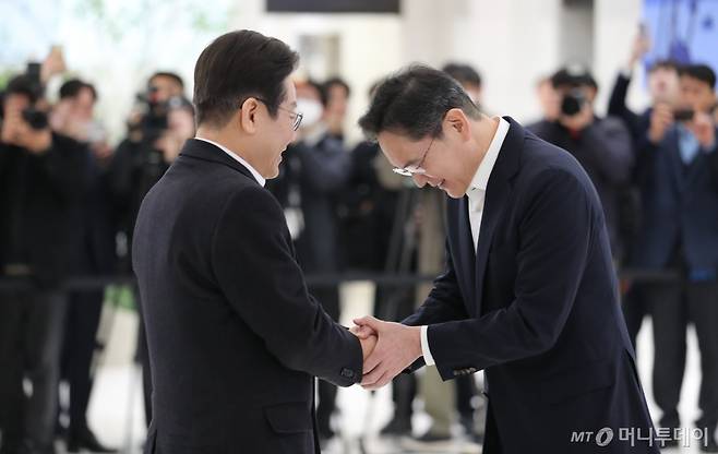 이재명 더불어민주당 대표와 이재용 삼성전자 회장이 20일 오전 서울 강남구 삼성 청년 SW 아카데미(SSAFY)에서 열린 청년 취업 지원을 위한 현장 간담회에 앞서 인사하고 있다. / 사진제공=뉴스1