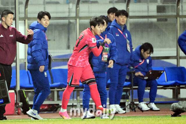 대한민국 축구대표팀 이강인이 20일 오후 경기도 고양종합운동장에서 진행된 '2026 국제축구연맹(FIFA) 북중미 월드컵 아시아지역 최종예선' 오만과의 경기 전반 투입되고 있다.B조에 속해 있는한국은 4승 2무, 승점 14로 조 선두를 달리고 있다. 2위는 이라크(승점 11), 3위는 요르단(승점 9)이다.한국이 이번 2연전에서 2승을 거두면 북중미 월드컵 본선진출을 조기에 확정한다./고양=곽경훈 기자