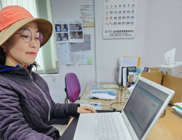 경북 의성군 소속 검침원 최순연(47) 씨가 수도 사용량을 모니터링하고 있다. 의성군 제공