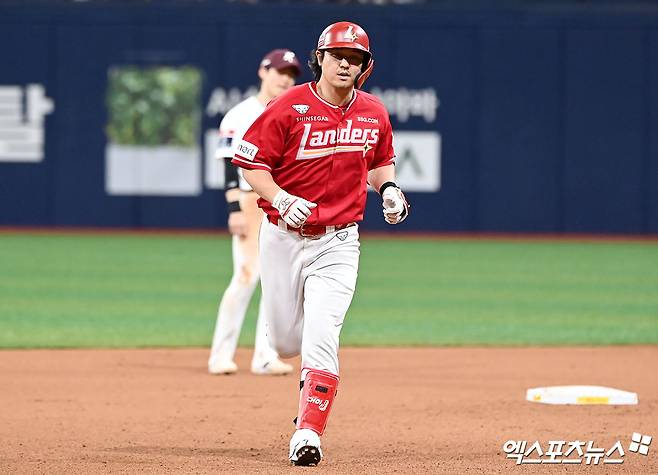 1일 오후 서울 구로구 고척스카이돔에서 열린 '2024 신한 SOL Bank KBO리그' SSG 랜더스와 키움 히어로즈의 경기, 5회초 1사 1,2루 SSG 최정이 스리런 홈런을 날린 후 그라운드를 돌고 있다. 엑스포츠뉴스 DB