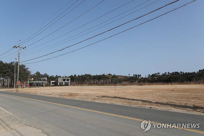공터에 타운하우스만 '덩그러니' (강원 고성=연합뉴스) 강태현 기자 = 지난 17일 춘천∼속초 동서고속화철도 8공구 지점인 강원 고성군 토성면 원암리 공터에 타운하우스 단지가 덩그러니 자리를 지키고 있다.
이 땅의 소유주는 토지수용보상금 30억원 중 10%를 떼어주겠다며 실시설계 용역회사 소속 노선 설계 담당자에게 '노선 변경'을 청탁하고 2억원을 건넨 사실이 발각돼 처벌받았다. 2025.3.20 taetae@yna.co.kr