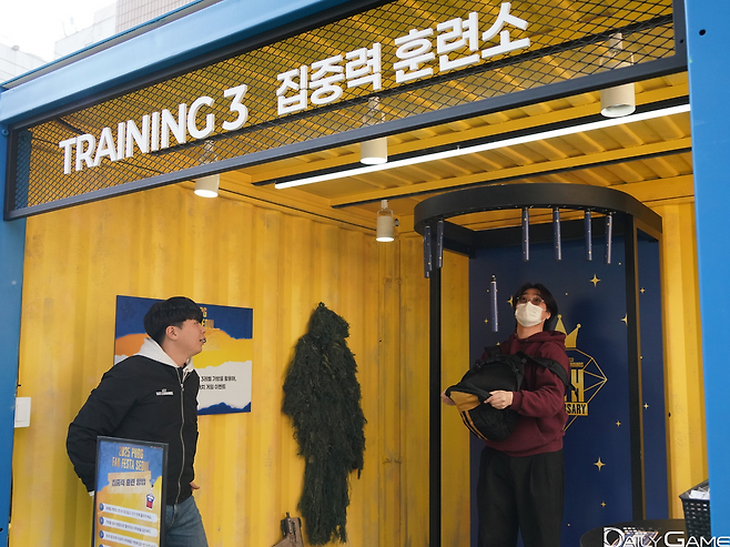 떨어지는 봉을 배낭에 담아야 하는 '집중력 훈련소'