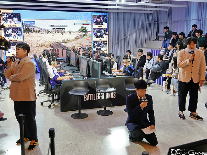 8 대 88의 대결을 대회 중계진들이 열정적으로 진행했다.