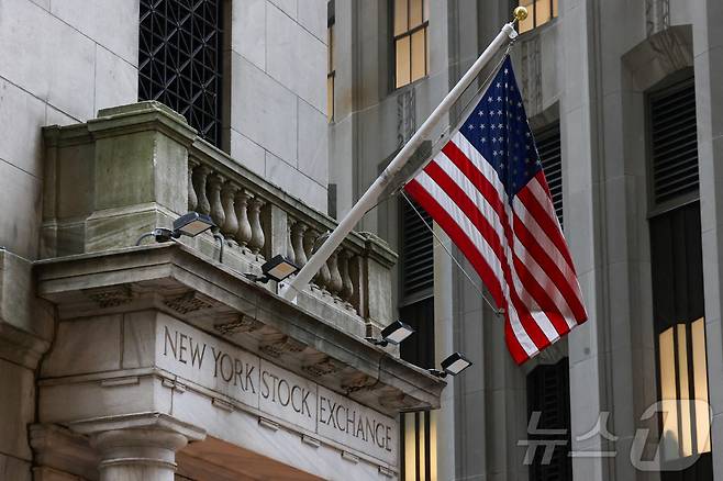 The Wall Street entrance to the New York Stock Exchange (NYSE) is seen in New York City, U.S., March 17, 2025. REUTERS/Kylie Cooper ⓒ 로이터=뉴스1