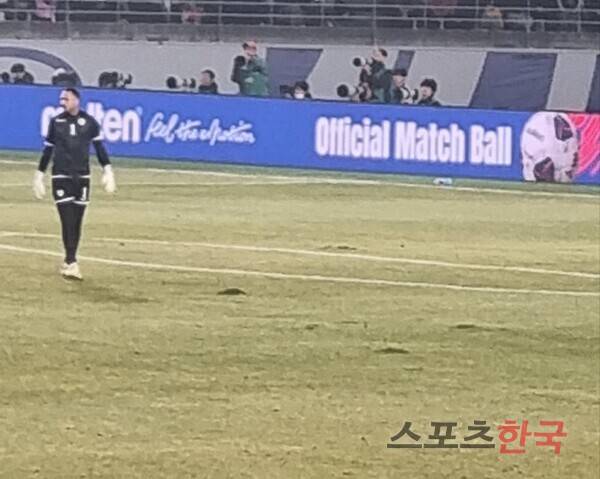 군데군데 파인 고양종합운동장 잔디. ⓒ스포츠한국 김성수 기자