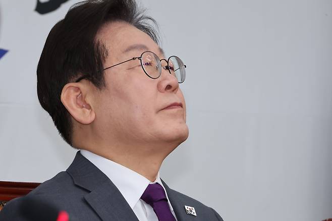 더불어민주당 이재명 대표가 21일 서울 여의도 국회에서 열린 최고위원회의에서 발언을 듣던 중 잠시 생각에 잠겨 있다. /연합뉴스