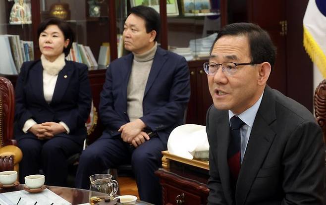 국민의힘 헌법개정특별위원장인 주호영 국회 부의장이 4일 오후 서울 여의도 국회에서 개헌 특위 1차 회의 결과 관련 기자간담회에서 취재진의 질문에 답변하고 있다. ⓒ뉴시스