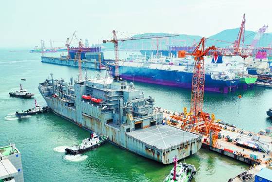 지난해 9월 한화오션 경남 거제조선소에 입항한 윌리 쉬라호가 정비되고 있는 모습. 한화오션