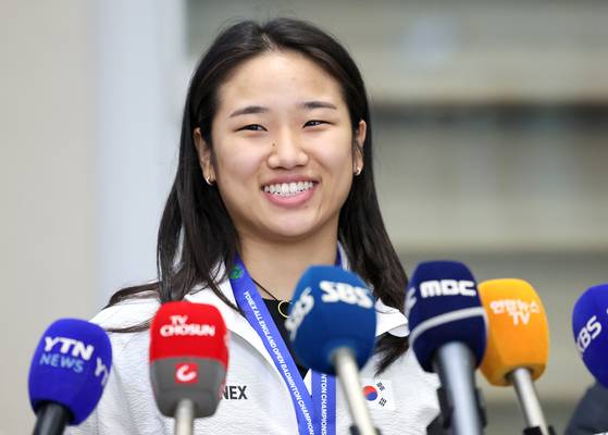 세계배드민턴연맹(BWF) 월드투어 슈퍼1000 전영오픈에서 우승한 안세영이 지난 18일 인천국제공항 2터미널을 통해 귀국한 뒤 인터뷰하고 있다. 연합뉴스