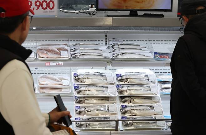서울의 한 대형마트를 찾은 시민들이 수산물을 고르고 있는 모습. /사진=연합뉴스