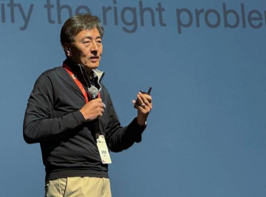 양자컴퓨팅 기업 미국 아이온큐의 공동창업자 김정상 듀크대 교수가 지난 1월 10일(현지시간) 미국 실리콘밸리 레드우드시티에서 열린 한인창업자연합 UKF(United Korean Founders) 커뮤니티 행사에서 ‘양자컴퓨팅’을 주제로 기조연설을 하고 있다. 그는 “양자컴퓨터가 나올 때까지 20년은 걸릴 것”이라는 엔비디아 젠슨 황 최고경영자(CEO)의 발언을 우회적으로 지적하고 있다. 연합뉴스